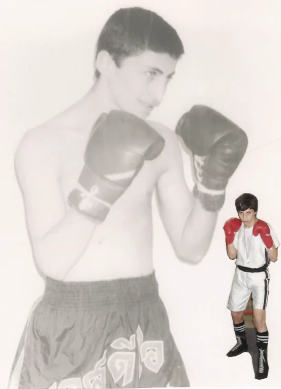 Hüseyin Karaoglan en garde de boxe, en noir et blanc